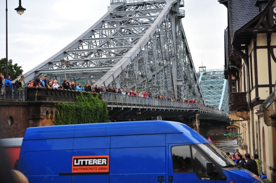03. Juni, viele Schaulustige auf dem Blauen Wunder. Many specators on the Blaues Wunder bridge