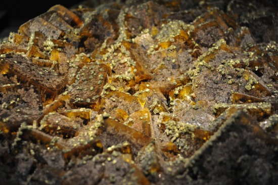 Chalkopyrit auf Flourit; Schacht 29b, Frohnau bei Annaberg-Buchholz, Erzgebirge, Sachsen; Mineralogische Sammlung TU BAF