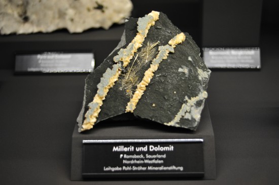 Millerit und Dolomit; Ramsbeck, Sauerland, Nordrhein-Westfalen; Leihgabe Pohl-Ströher Mineralienstiftung