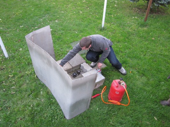 Der "Ofen" mit Windschild. The stove, with wind shield.